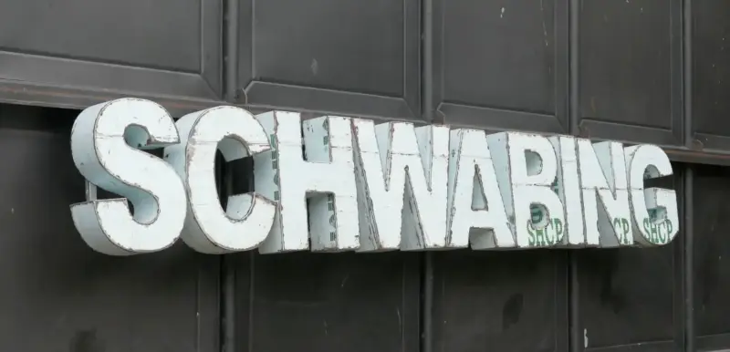 Artikelbild 2 des Artikels “Großbuchstaben - SCHWABING auf Metallrahmen Höhe ca. 50cm. “
